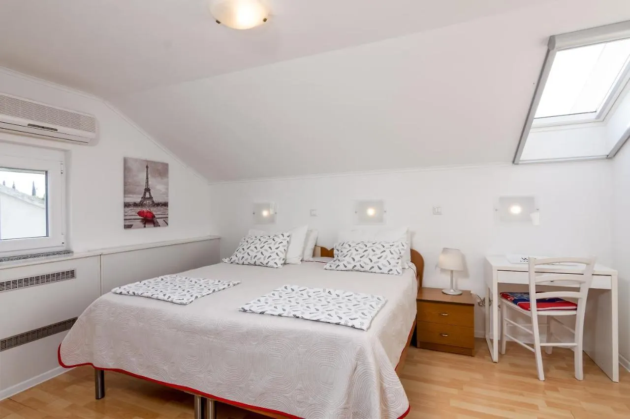 Apartments With A Parking Space Rovinj - 2288